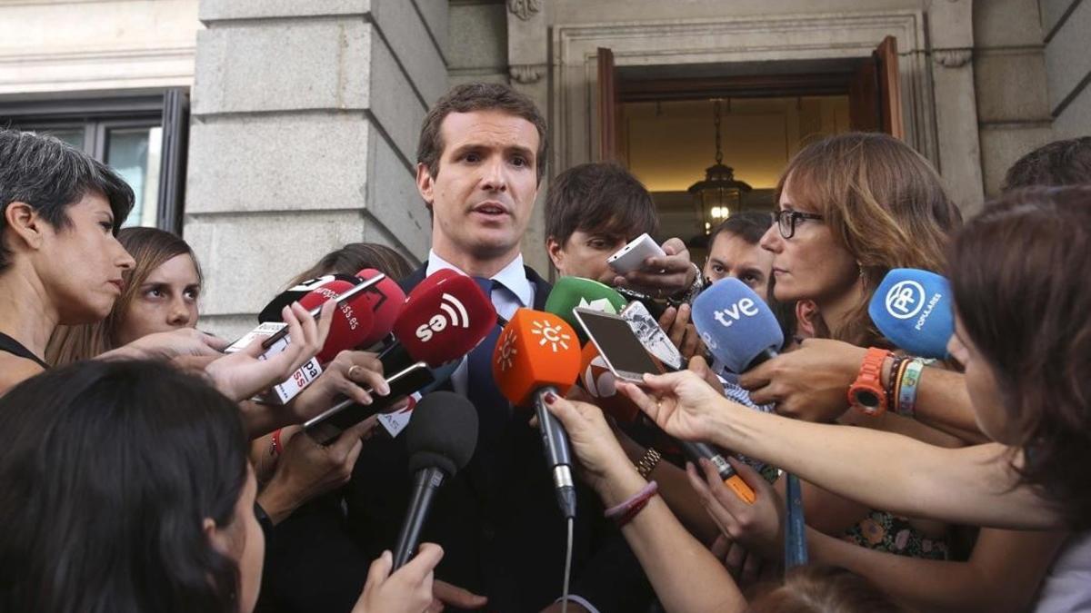 Casado hace declaraciones a la prensa tras su reunión con las asociaciones de jueces y fiscales