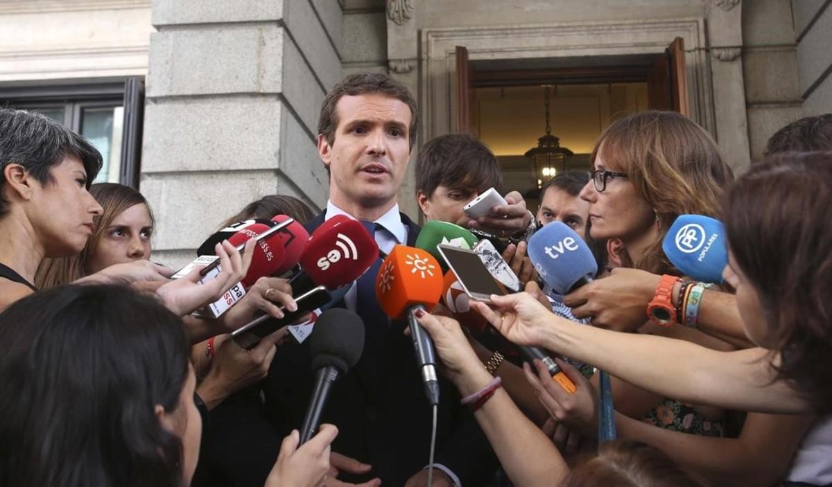 Casado hace declaraciones a la prensa tras su reunión con las asociaciones de jueces y fiscales.