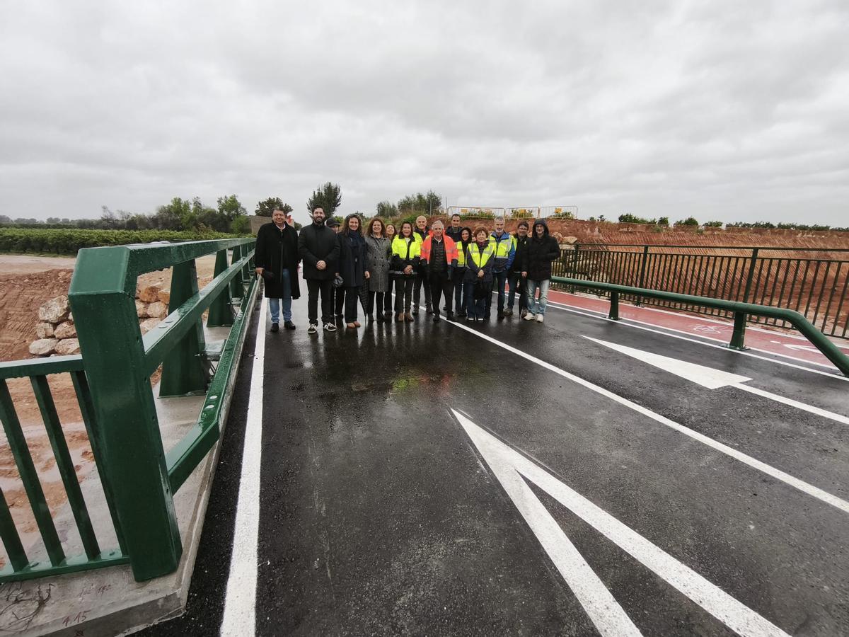 Foto de archivo tras la inauguración del puente de la Loma en Loriguilla.