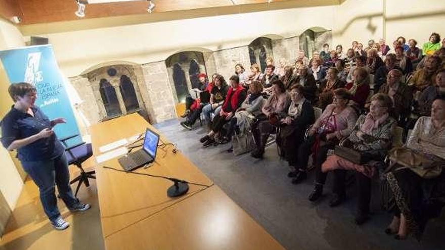 Patricia Pérez, durante la charla en el palacio de Valdecarzana, en una sala completamente abarrotada.