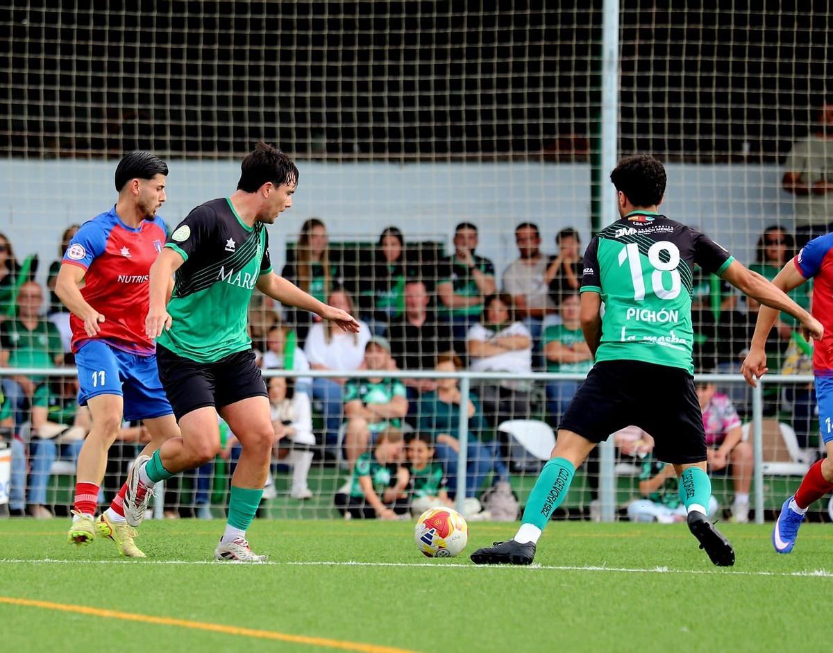 Adolfo y Pichón buscan hacerse con el cuero durante un lance del partido.