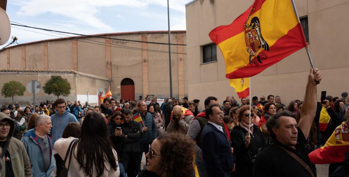 Una única bandera preconstitucional se vio en las concentraciones de Vox (en la foto) y del PP. | José Luis Fernández