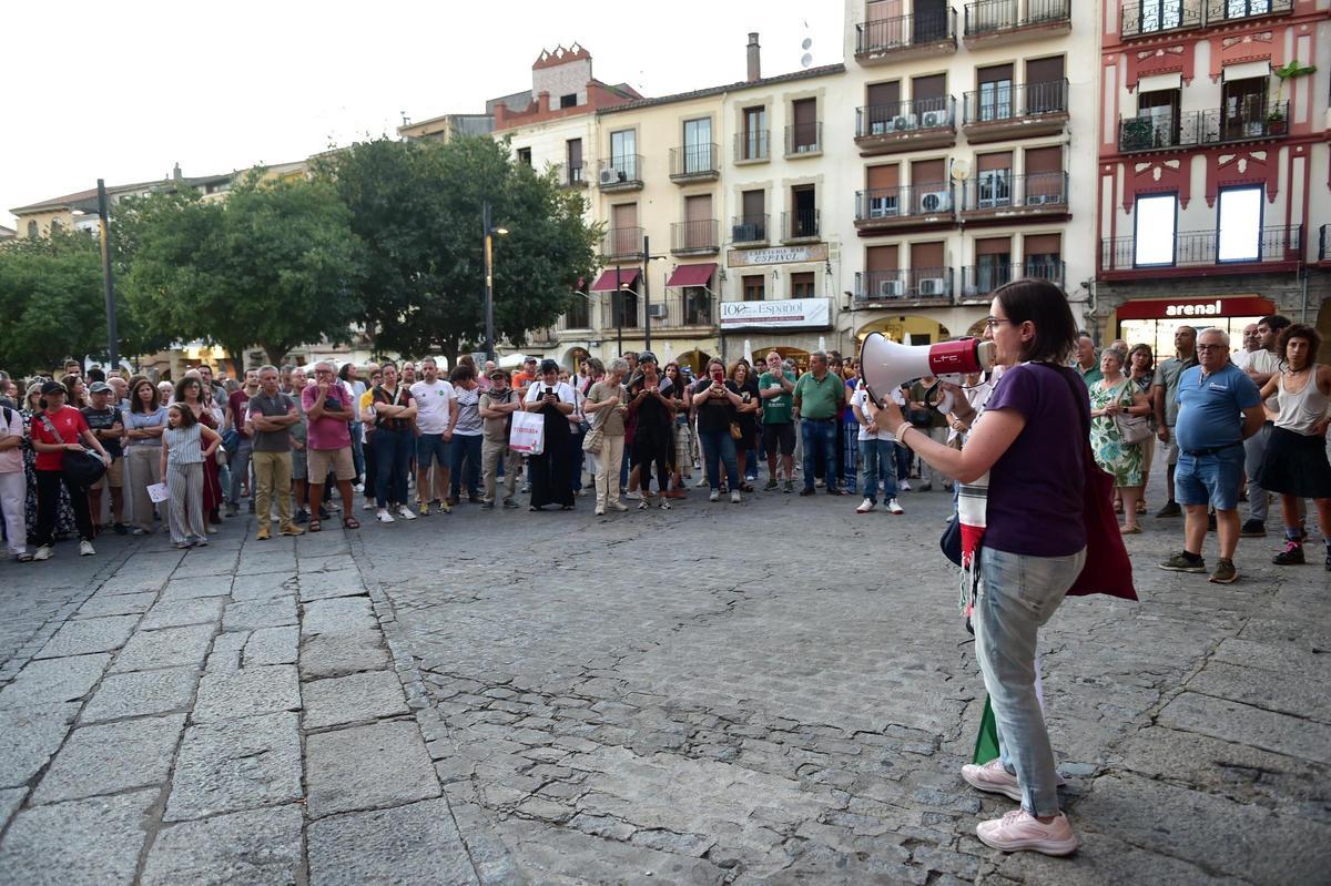 Fotogalería | Imágenes de la concentración en apoyo a la flotilla en Plasencia