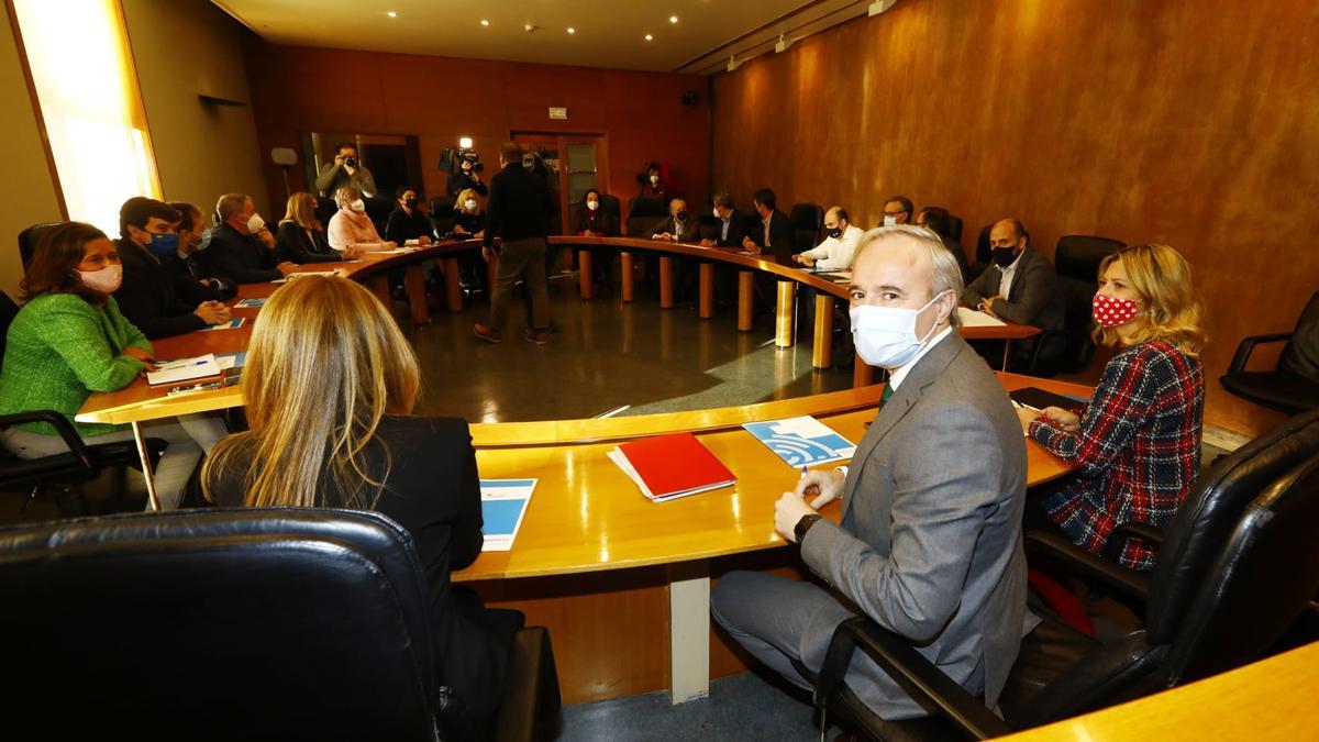 Jorge Azcón ha presidido este viernes su primera reunión como presidente del grupo parlamentario del PP en Aragón.