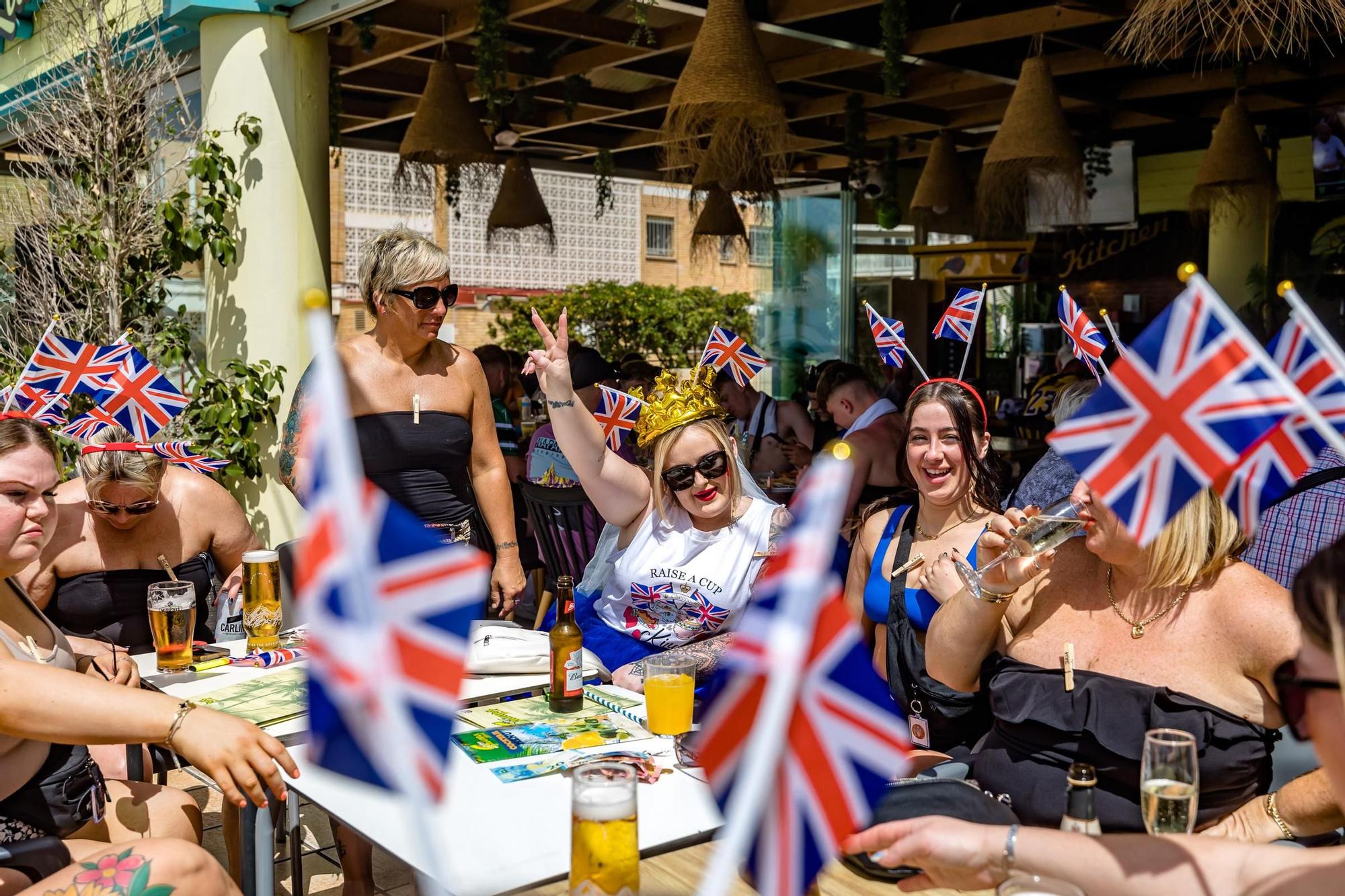 Las calles y terrazas de Benidorm llenas para celebrar la coronación de Carlos III
