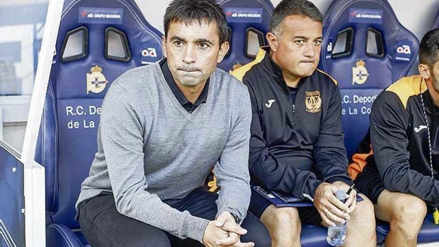 Asier Garitano espera impaciente en el banquillo en el inicio del Deportivo-Leganés de la pasada temporada en el estadio de Riazor.