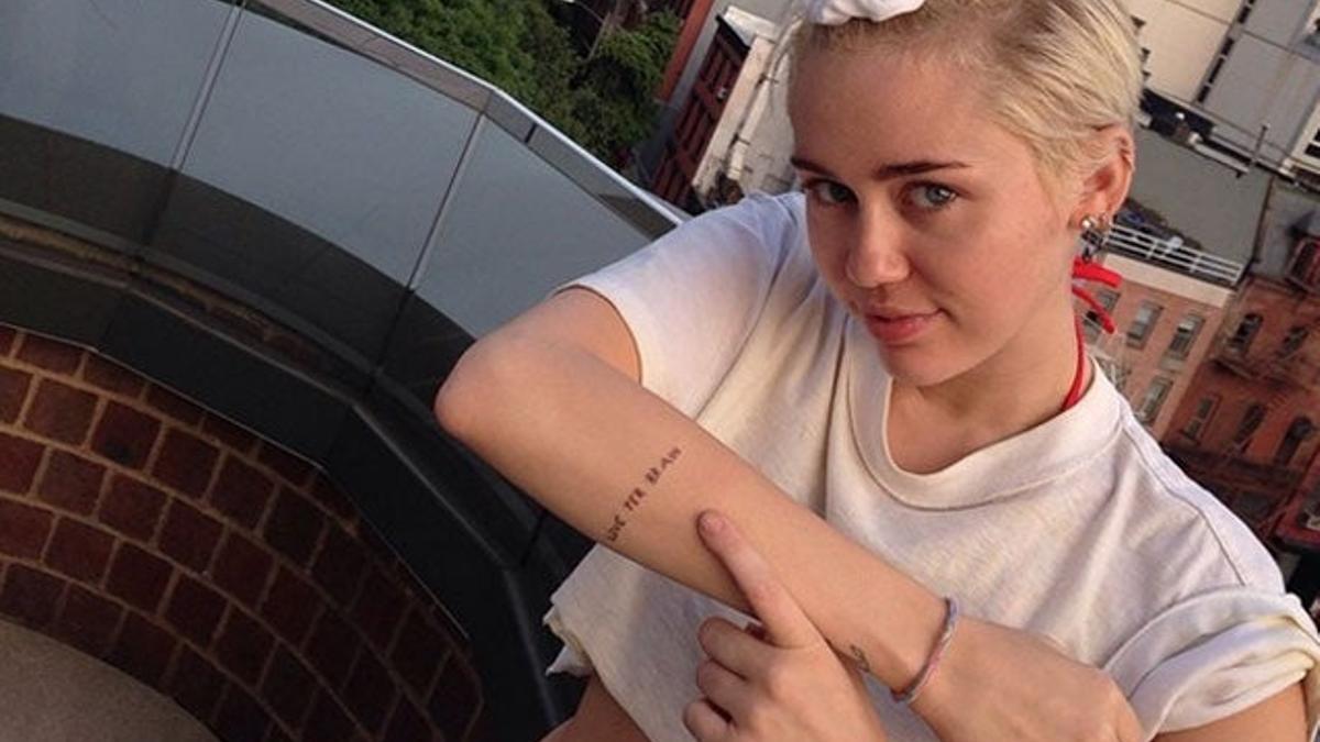 Miley Cyrus tiene dos nuevos tatuajes