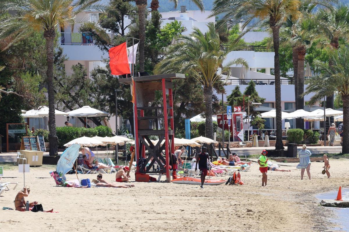 Galería: cerrada una playa de Ibiza tras detectarse un vertido de aguas residuales provocado por la rotura de una tubería