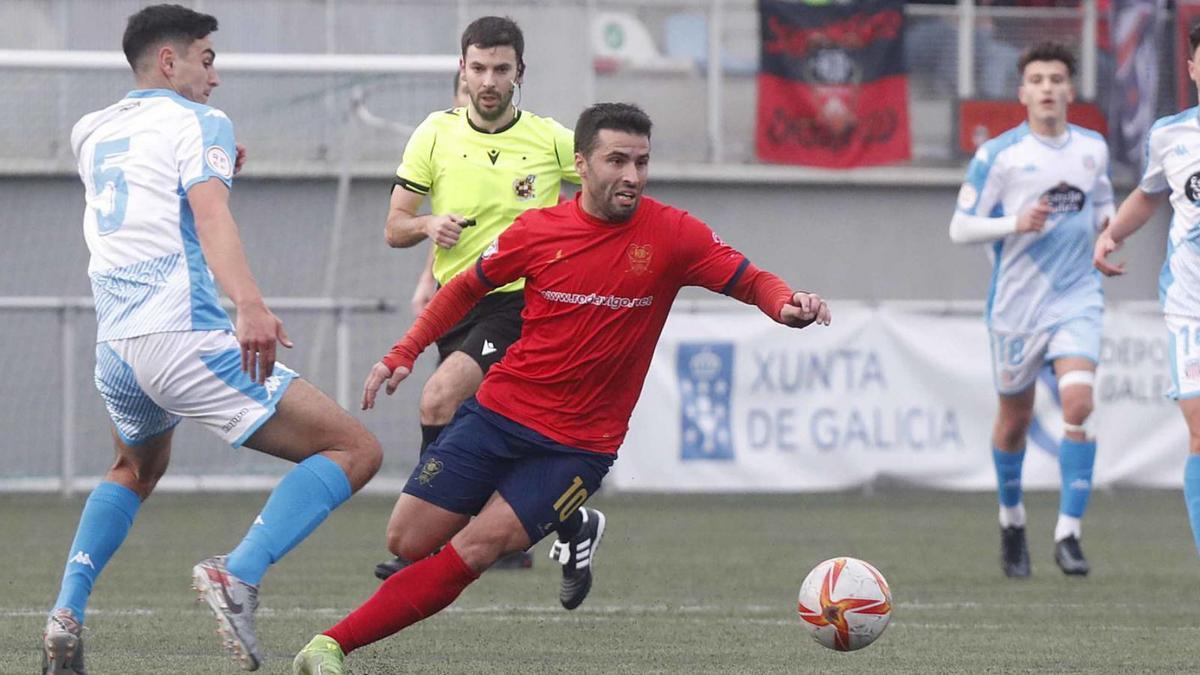 Félix, del Choco, disputa un balón con Jesús durante el partido de ayer en Santa Mariña. // PABLO HERNÁNDEZ