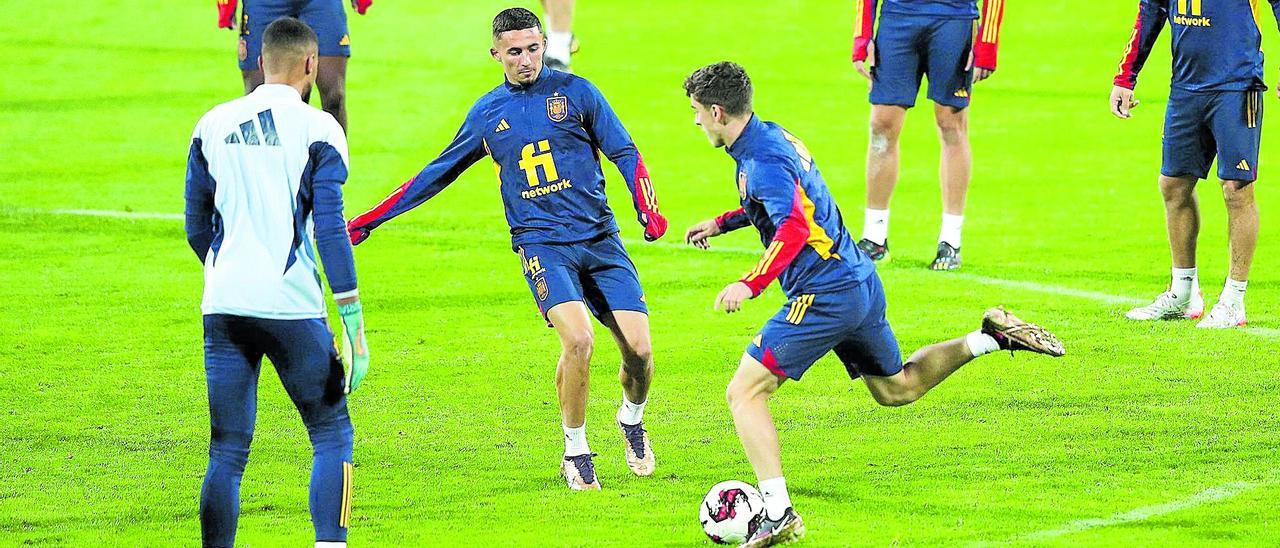 El jugador del Villarreal y de la selección española Yeremy Pino (c), en la última sesión preparatoria antes de medirse a Jordania de este miércoles en Ammán.