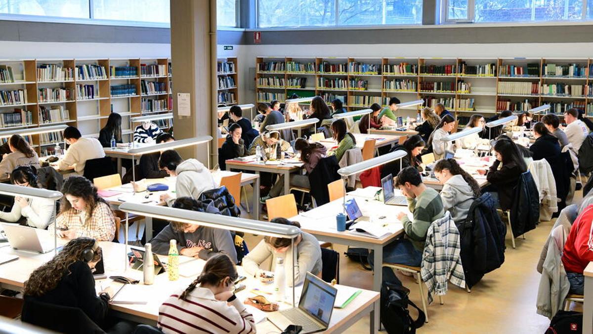 Estudiantes en una biblioteca de la USC