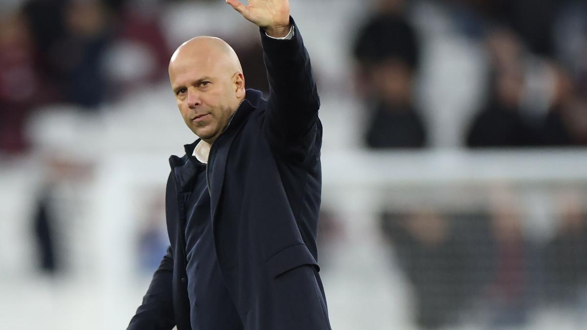 LONDON (United Kingdom), 30/11/2025.- Liverpool's Manager Arnie Slot waves after the English Premier League match between West Ham and Liverpool in London, Britain, 30 November 2025. (Reino Unido, Londres) EFE/EPA/NEIL HALL EDITORIAL USE ONLY. No use with unauthorized audio, video, data, fixture lists, club/league logos, 'live' services or NFTs. Online in-match use limited to 120 images, no video emulation. No use in betting, games or single club/league/player publications