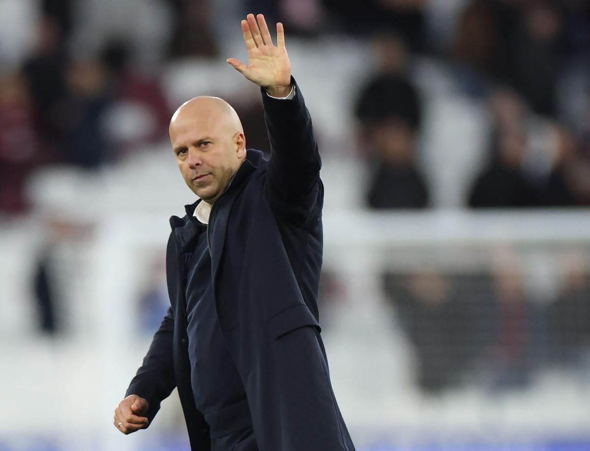 LONDON (United Kingdom), 30/11/2025.- Liverpool's Manager Arnie Slot waves after the English Premier League match between West Ham and Liverpool in London, Britain, 30 November 2025. (Reino Unido, Londres) EFE/EPA/NEIL HALL EDITORIAL USE ONLY. No use with unauthorized audio, video, data, fixture lists, club/league logos, 'live' services or NFTs. Online in-match use limited to 120 images, no video emulation. No use in betting, games or single club/league/player publications