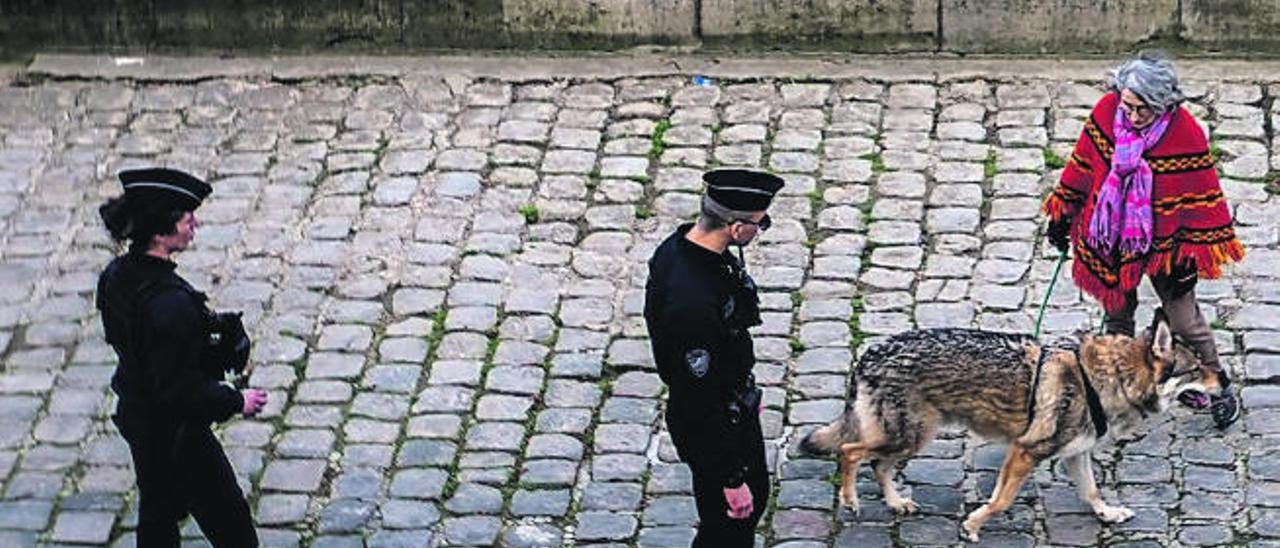 Dos agentes franceses patrullan la calle por el operativo contra el coronavirus.