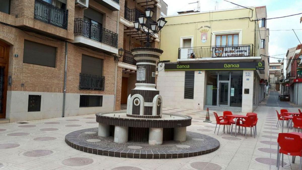 Almenara recuperará a partir de hoy la fuente situada en la plaça de la Font. | SÁNCHEZ