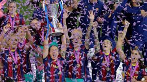 Las jugadoras del FC Barcelona celebran la victoria ante el Chelsea en 2021.