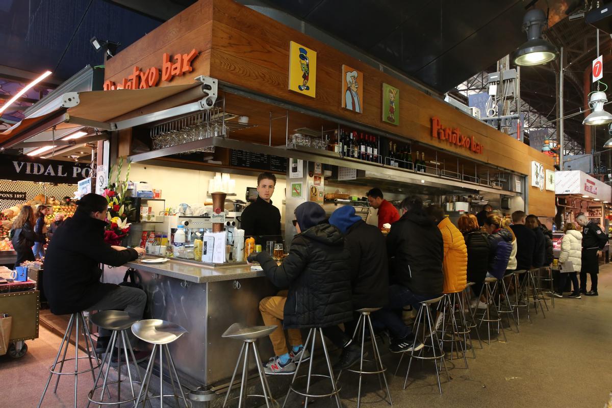 Imagen del bar Pinotxo el pasado 1 de marzo, con el nuevo equipo contratado por el actual operador de las paradas.