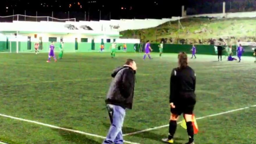 El hombre increpa a la mujer árbitro en el partido Palo Blanco-Portezuelo en Tenerife.