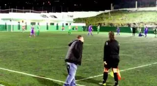 Un partido de fútbol suspendido en Tenerife por insultos sexistas a una linier