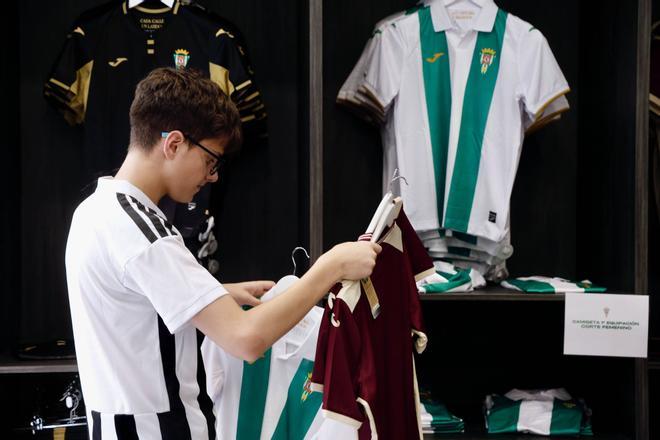 La primera jornada de venta de las camisetas del Córdoba CF 26-27, en imágenes