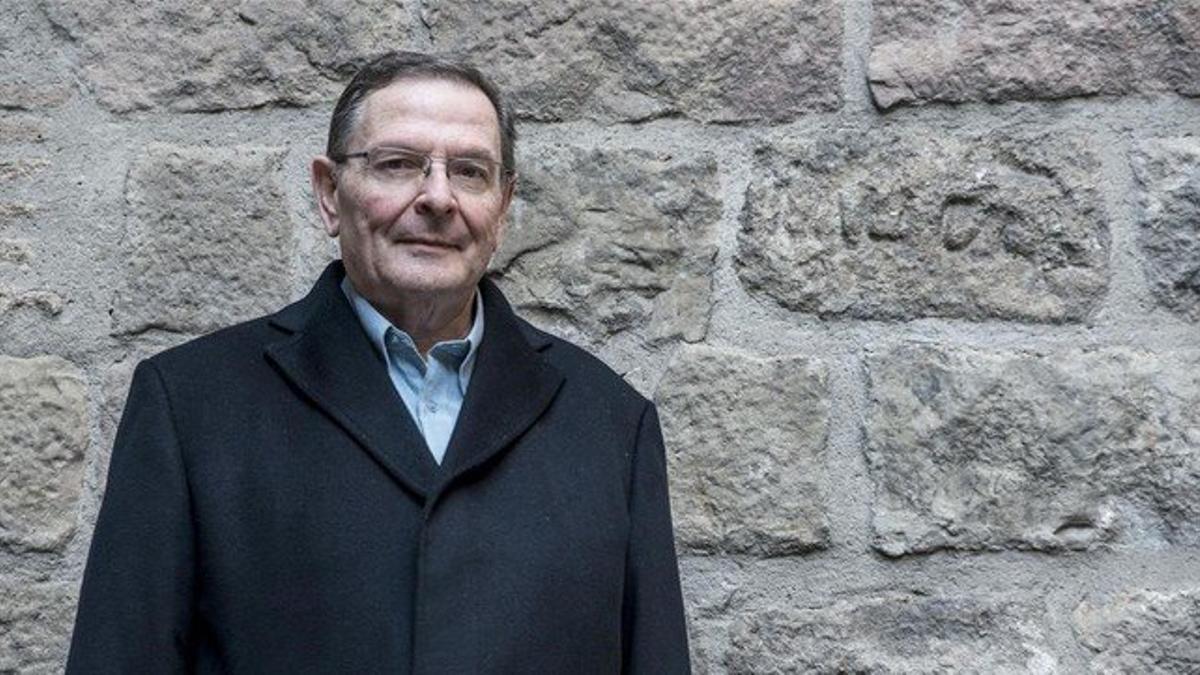 El historiador Jordi Casanovas muestra las piedras del cementerio judío en los muros del Palau del Lloctinent.