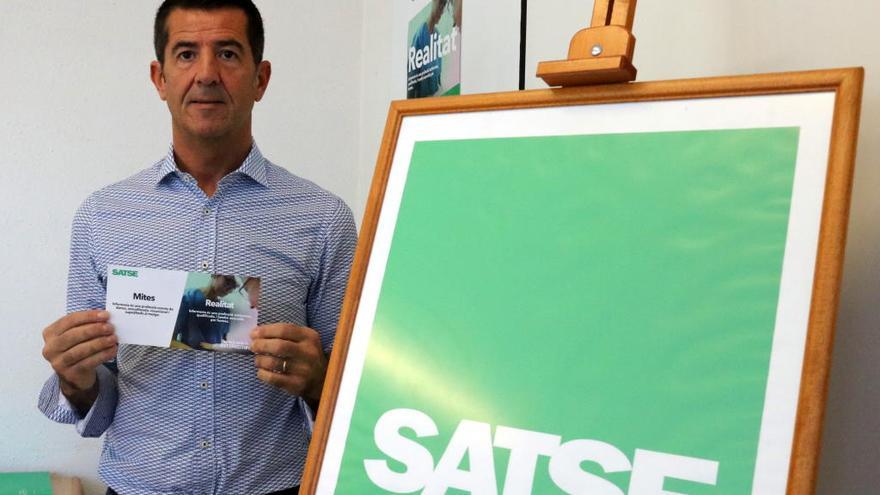 El portaveu del sindicat SATSE a Girona, David Olivares, presentant la campanya per trencar estereotips del col·lectu