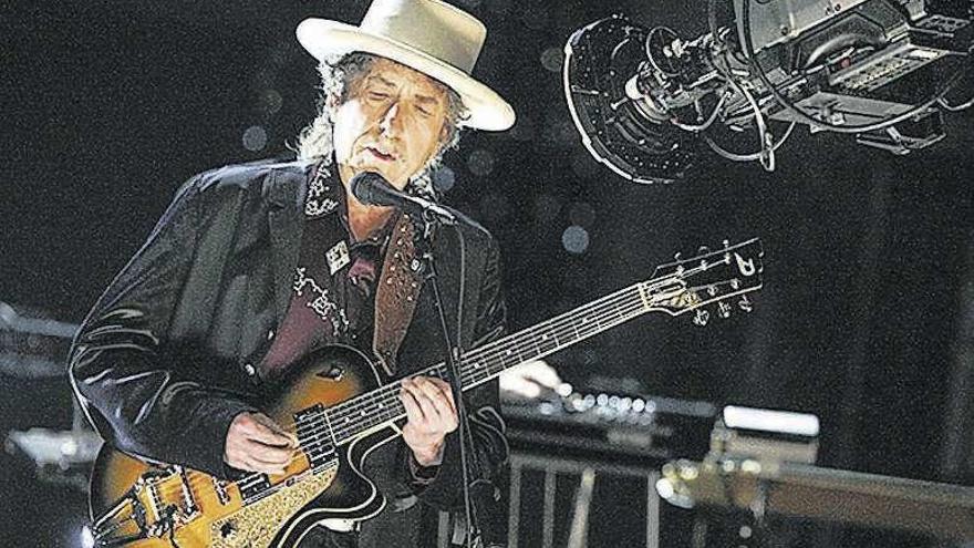 Bob Dylan, durante un concierto reciente. // Reuters