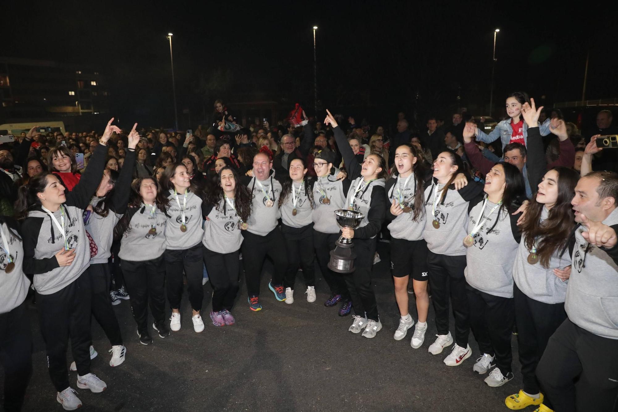 Así fue la llegada del Telecable Gijón tras ganar la Intercontinental de hockey sobre patines: "¡Enhorabuena campeonas del mundo!"