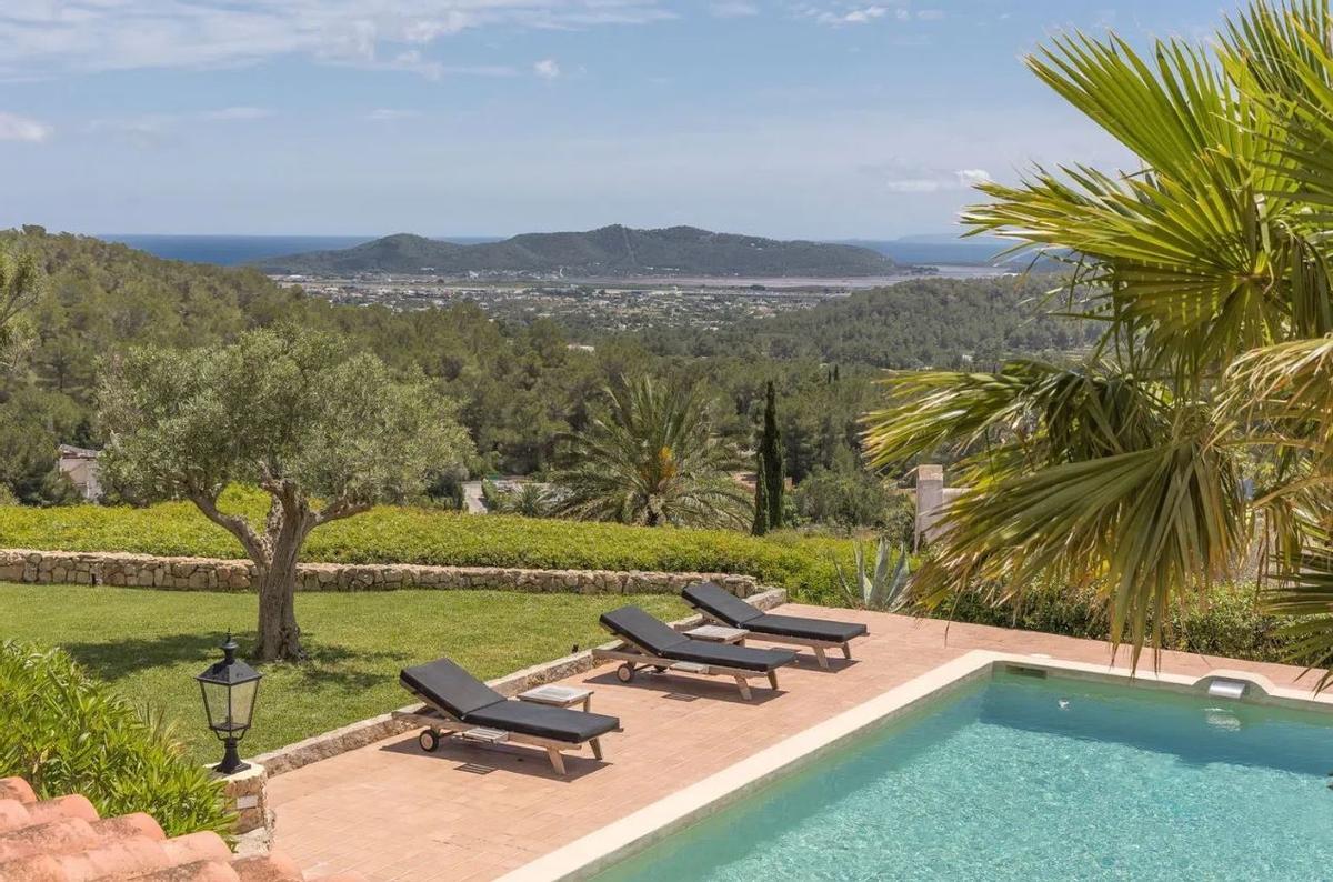 Una villa del siglo XVIII con una campana de capilla original sale a la venta en Ibiza