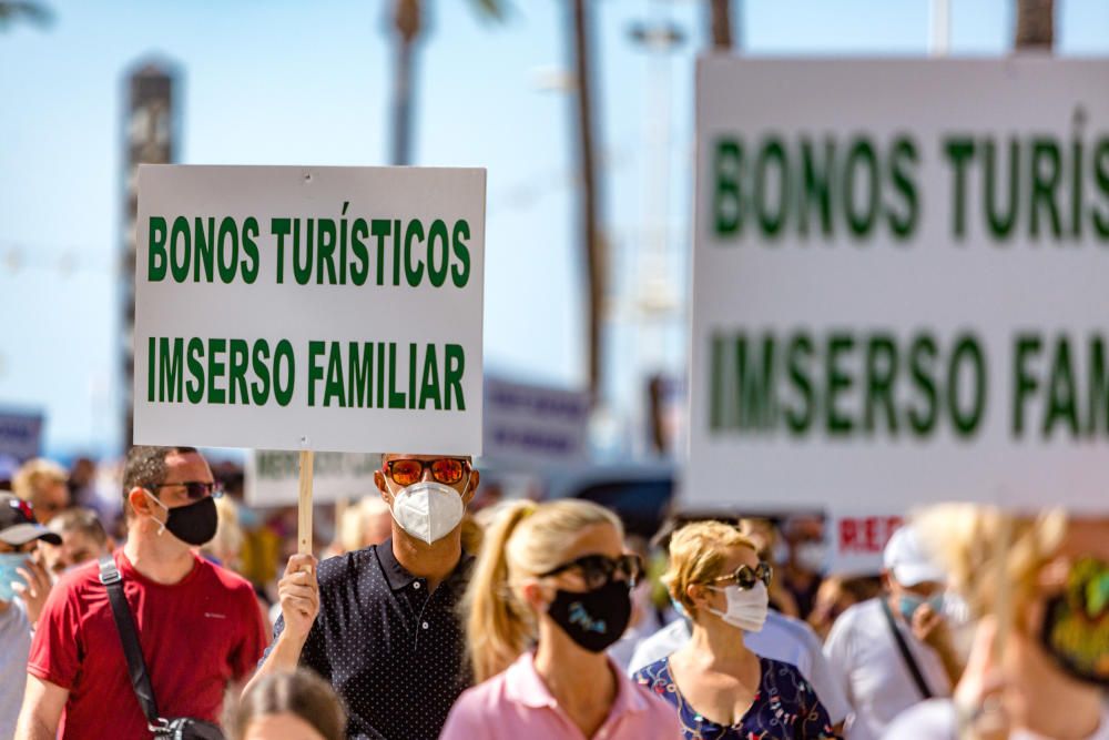 Más de 500 personas se manifiestan en Benidorm contra la decisión del cierre del ocio nocturno.