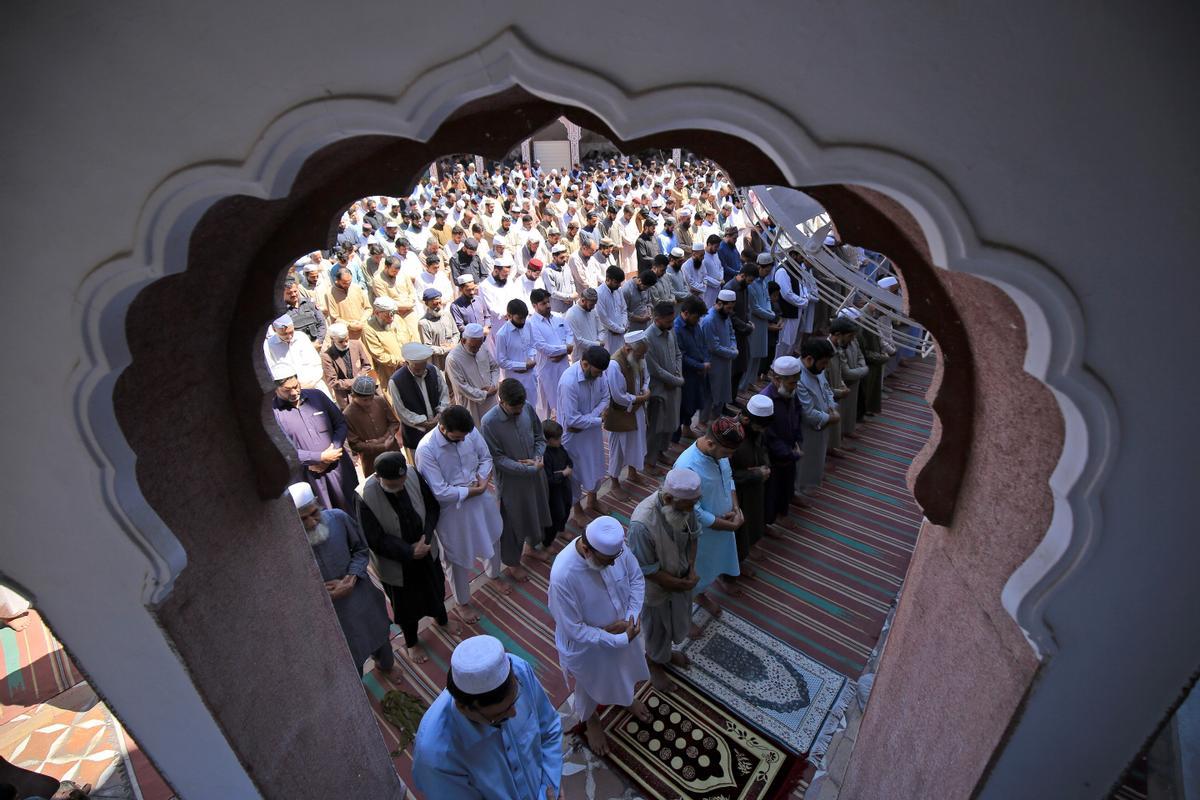 Los musulmanes celebran el fin del Ramadán. Fiesta del Eid al-Fitr en Peshawar, Pakistán.