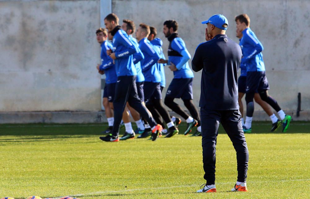 La primera plantilla, con la ausencia de Carlos Kameni y la visita del exmalaguista Juanmi, vuelve al trabajo tras las vacaciones de Navidad bajo las órdenes de Marcelo el ''Gato'' Romero.