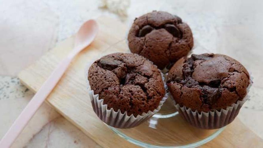 Las magdalenas de chocolate más saludables y esponjosas: no llevan azúcar y se hacen en 20 minutos