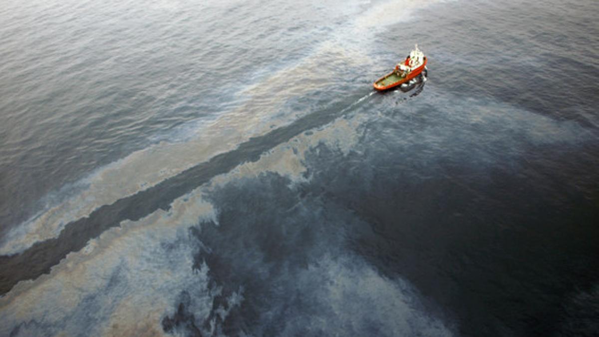 Mancha de petróleo causada por la plataforma petrolífera de Tarragona.