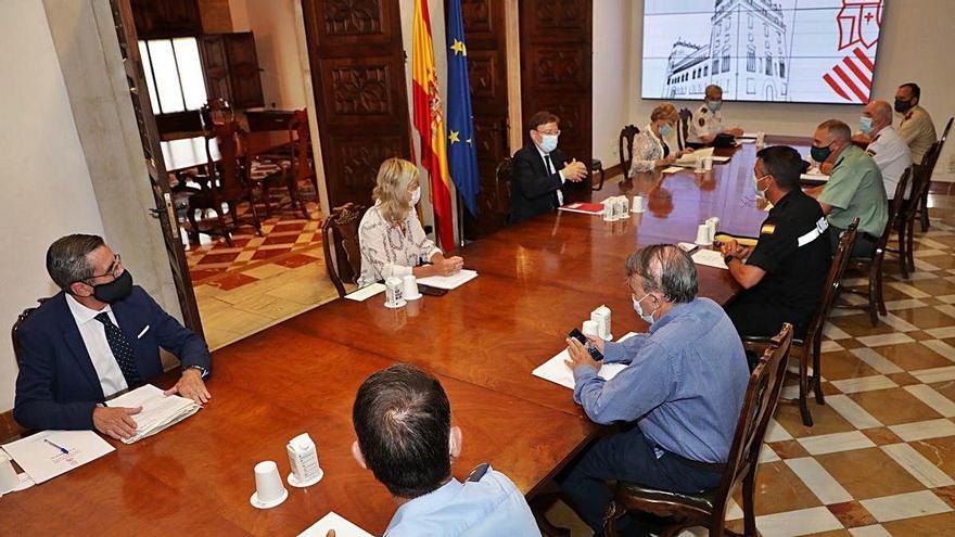 Responsables del Consell, la Delegación de Gobierno y los cuerpos de seguridad ayer en el Palau.