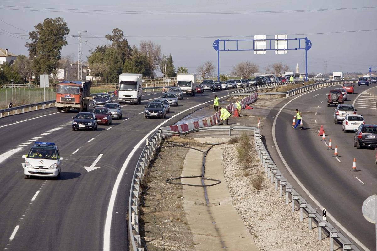 SEV02 UTRERA (SEVILLA), 30/12/08.- Vista del último tramo de la autovía Sevilla-Utrera inaugurado hoy en un acto presidido por el consejero andaluz de Obras Públicas y Transportes, Luis García Garrido. EFE/ Raúl Díaz