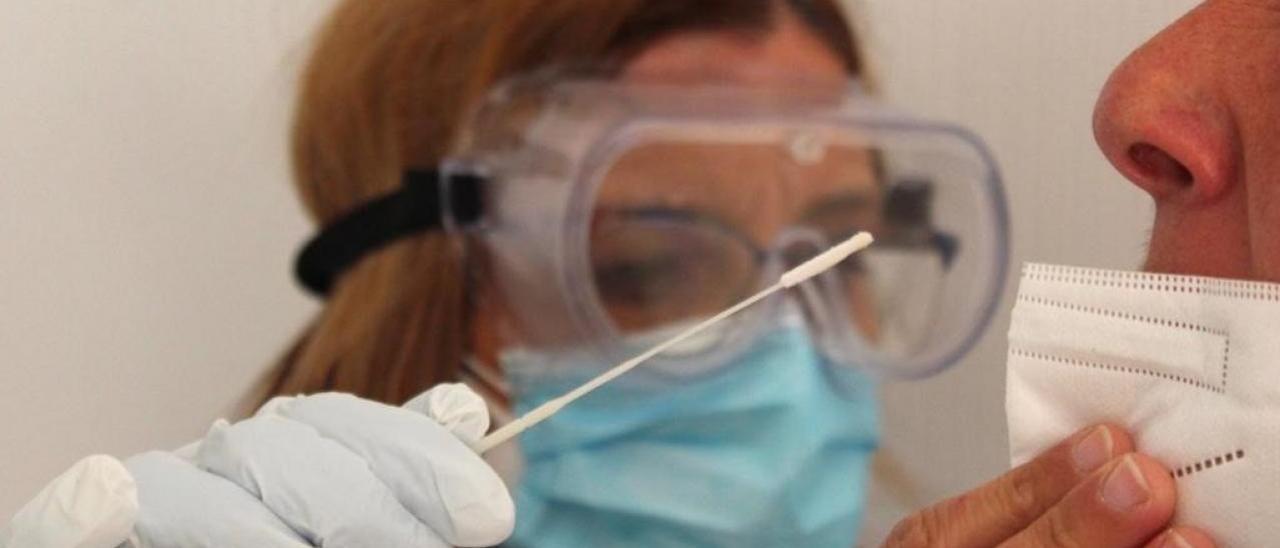 Toma de muestras para una prueba diagnóstica de coronavirus