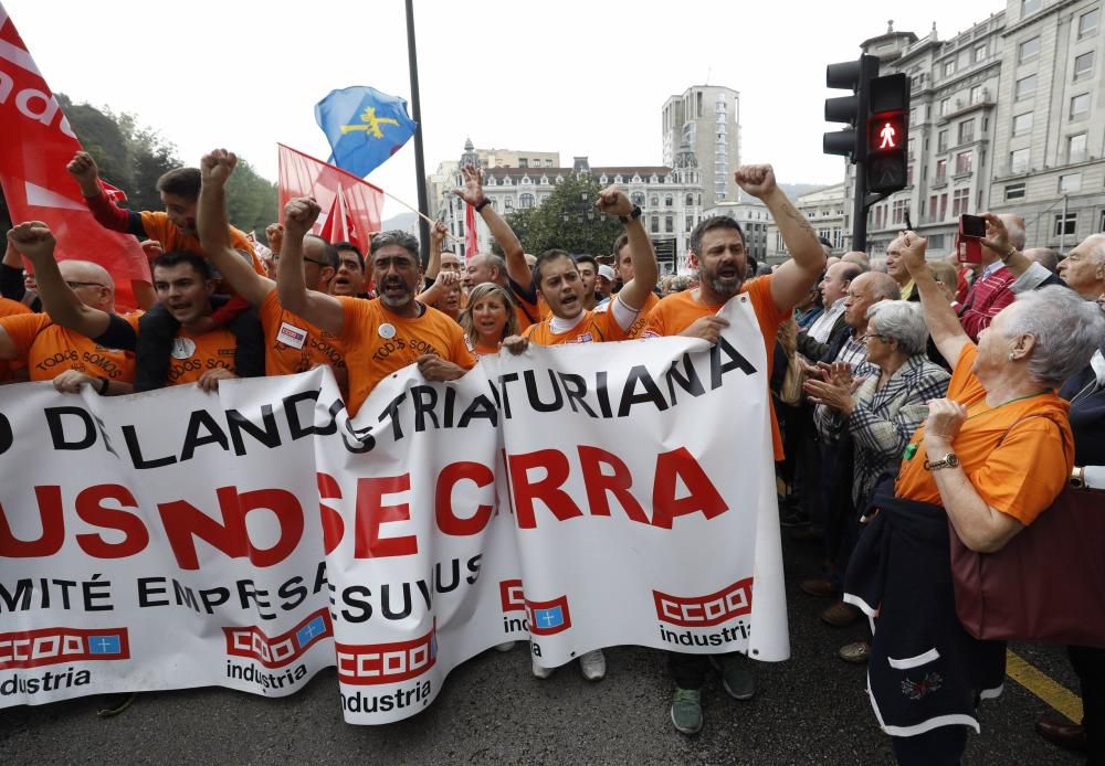 Los trabajadores de Vesuvius marchan a pie desde la fábrica de Riaño hasta la Junta