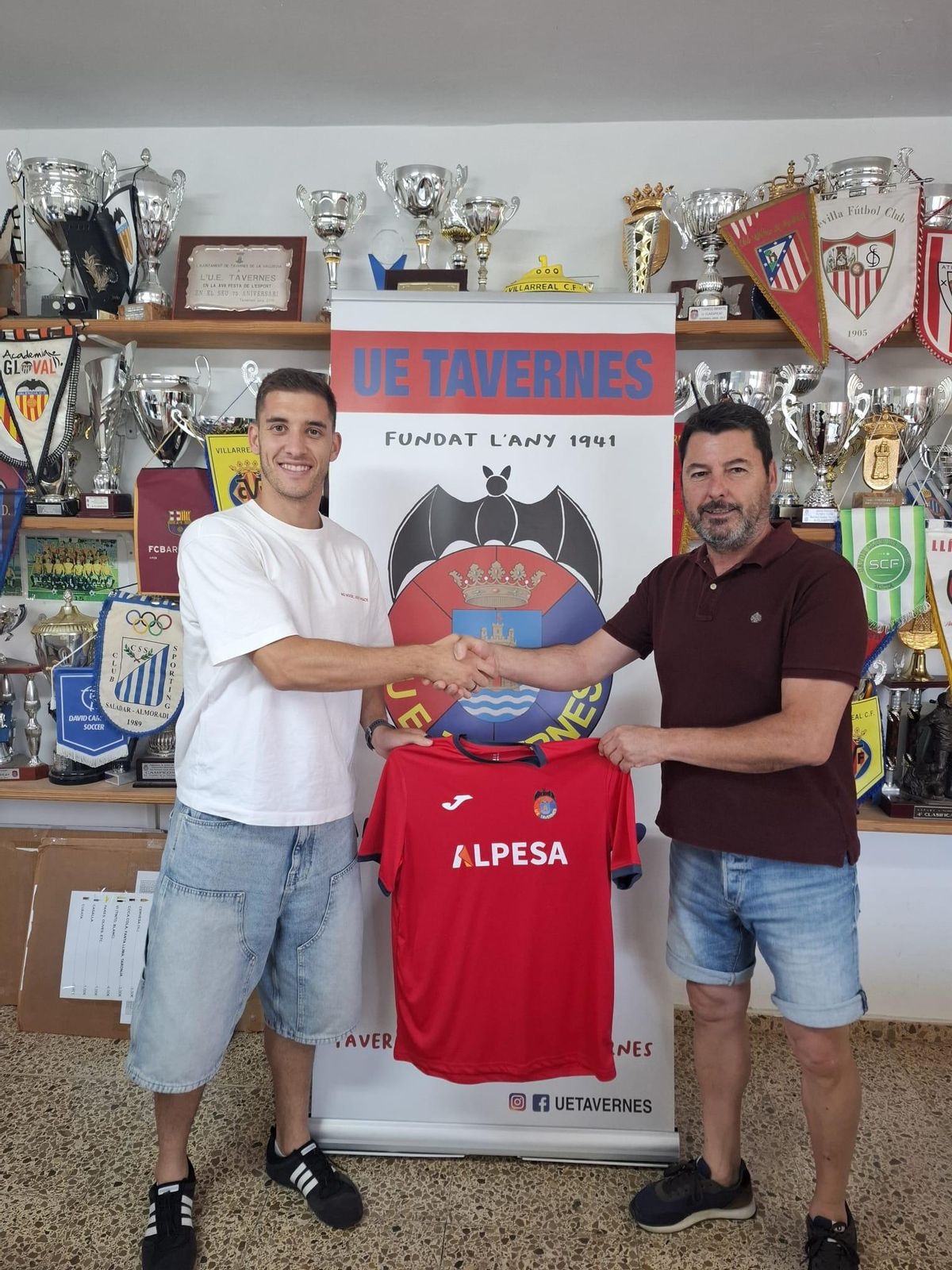 El presidente de la UET, Toni Hernández, con uno de los jugadores renovados