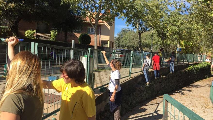 Membres de l&#039;AMPA, col·laborant en les obres de la tanca