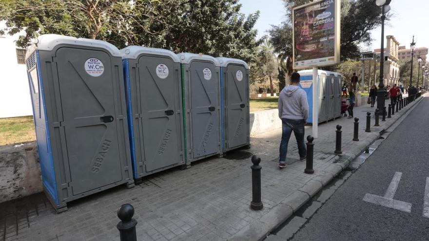 Urinarios instalados en Fallas de otros años en Valencia.