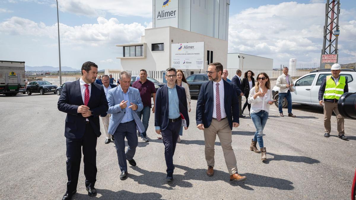 El gerente de Saprelorca, el presidente de Alimer, el ministro de Presidencia y el alcalde, durante la visita que realizaban a las instalaciones de la Cooperativa Alimentos del Mediterráneo en el Polígono Industrial de Saprelorca.