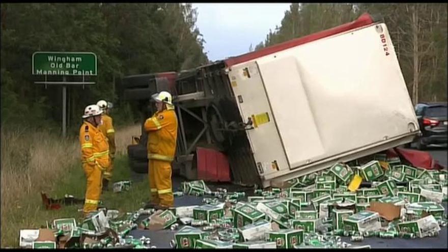 Miles de litros de cerveza, derramados en una carretera