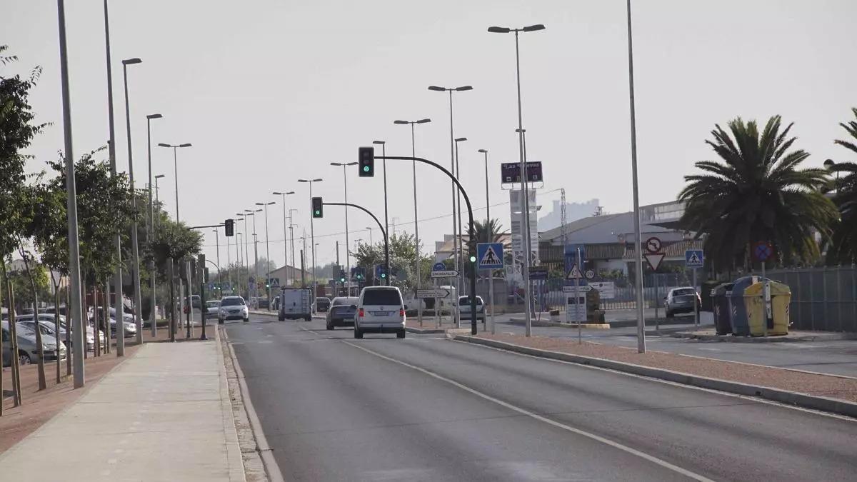 Carretera A-431 a su paso por la barriada periférica de Villarrubia en Córdoba. /