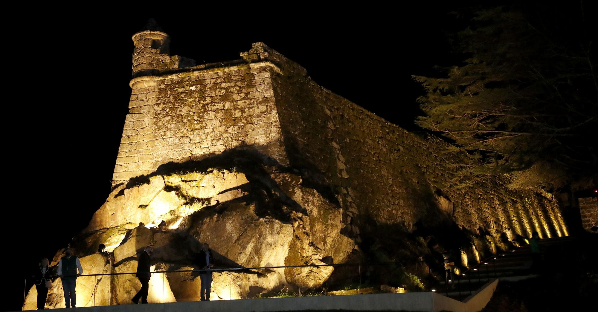 La muralla de O Castro estrena iluminación y gradas