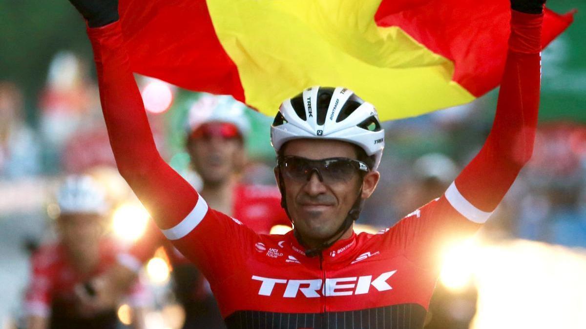 Alberto Contador en su despedida por las calles de Madrid