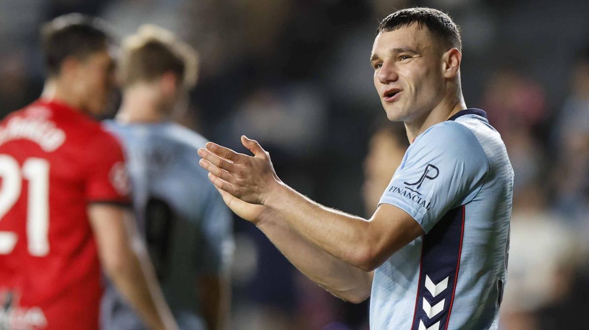 Ferran Jutglà aplaude a un compañero tras una buena acción de ataque del Celta. | PABLO H. GAMARRA