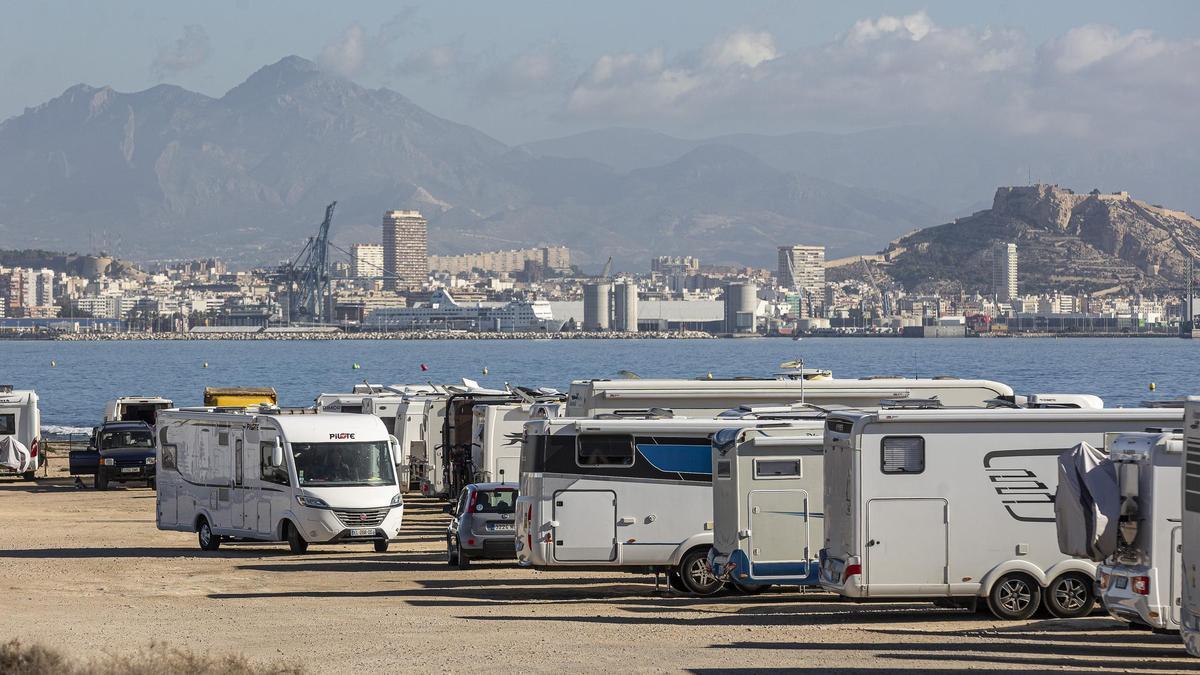 Caravanas en la playa de Urbanova en una zona no permitida para este uso.
