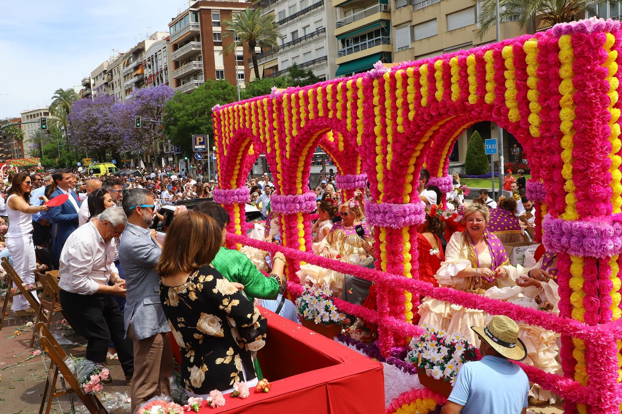 La Batalla de las Flores abre el Mayo festivo en Córdoba con 90.000 claveles