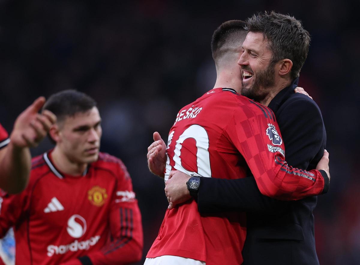 Sesko abraza a Carrick tras el duelo